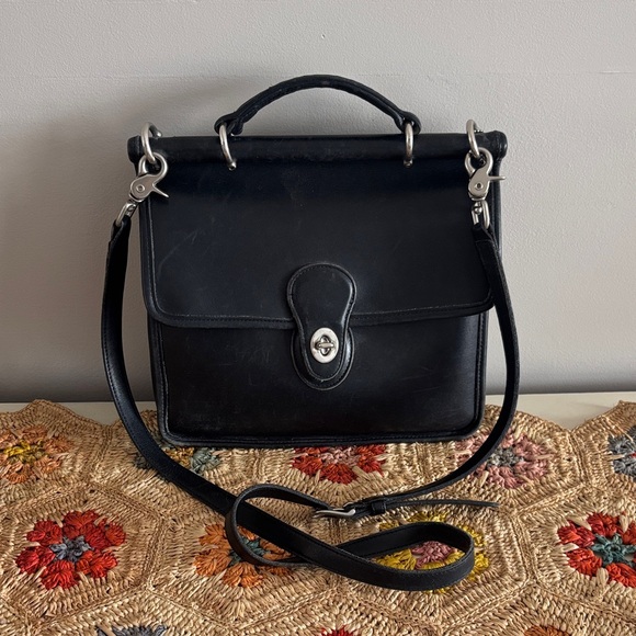 Handbags - VTG Coach • genuine leather crossbody bag